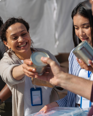 Mulheres participando do encontro solidário